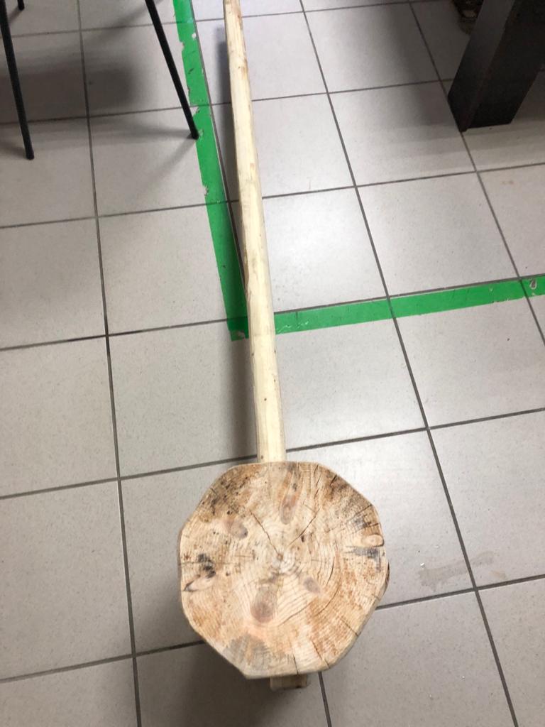 Чтобы наглядно доказать, что с одного ракурса молот – это “твердый тупой предмет, соизмеримый с головой”, а с другого – “круг”, “колесо”, Дмитрий изготовил “кедровую колотушку” на заказ. Фото: Дмитрий Киреев