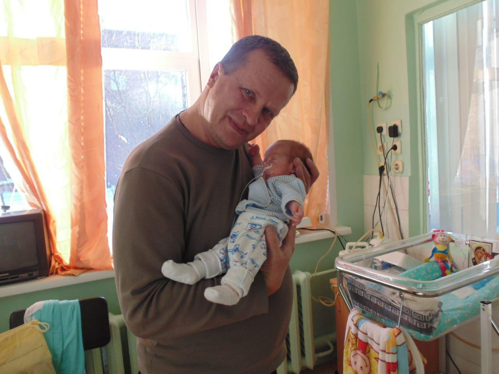 Мирон на руках своего папы Владимира Платунова. Мальчики слишком рано потеряли отца. Возможно, это потрясение "запустило" развитие аутизма у младшего из двойняшек. Фото: Зоя Чижова