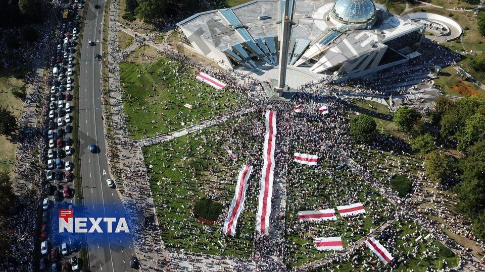 Стела «Минск – город-герой»: людское море стекается на воскресную акцию протеста. Фото: телеграм-канал NEXTA Live
