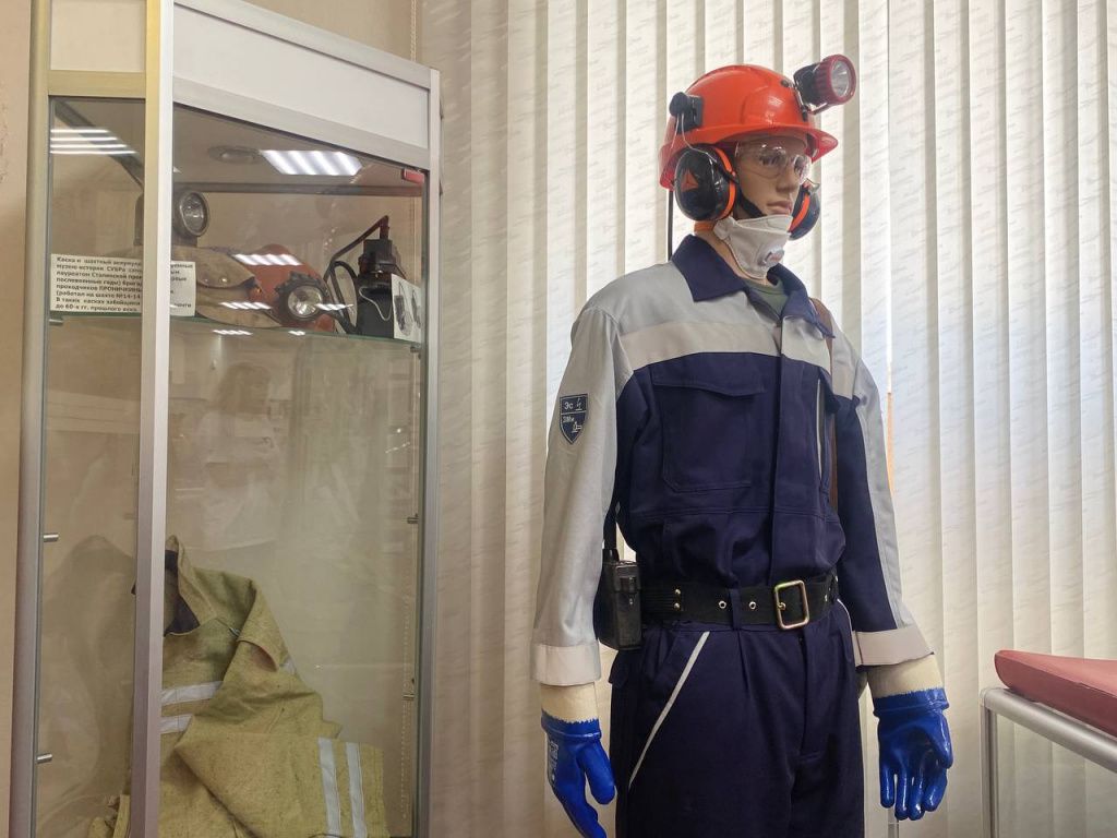 Экскурсия осветила ключевые этапы становления предприятия: от первых шахт и пионеров-рабочих до самой ранней техники и образцов добытой руды. Фото: Яна Попова, «Вечерний Краснотурьинск»