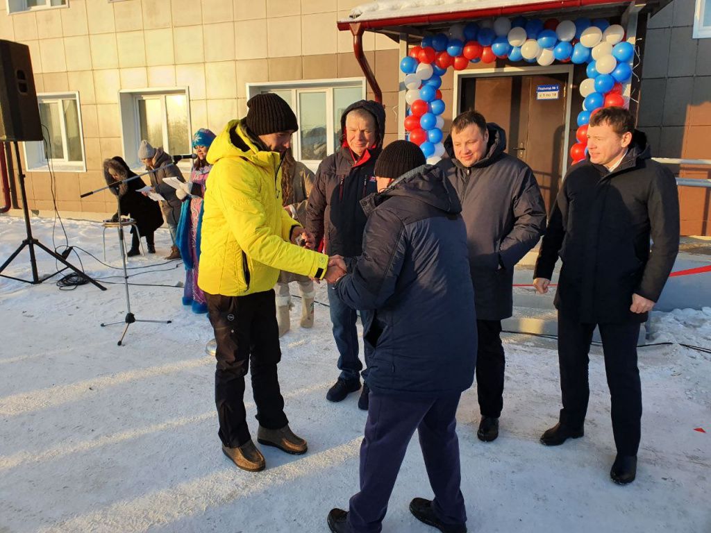 Ключи от новеньких квартир вдоме вручали лично депутаты и глава города. Фото: Максим Ижболдин, «ПроВолчанск»