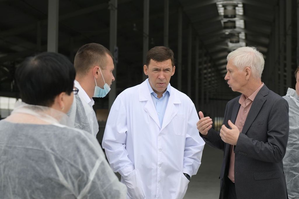Евгений Куйвашев в ходе рабочей поездки в Ирбитский район оценил животноводческий комплекс на 1200 коров в деревне Первомайская. Фото: сайт све.рф