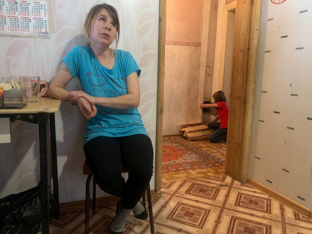 Галина Клинова рассказывает о житье - бытье в Лозьвинском: "Бывает, снег не чистят и даже скорой не проехать". Фото: Николай Починин, "ВК - Медиа"