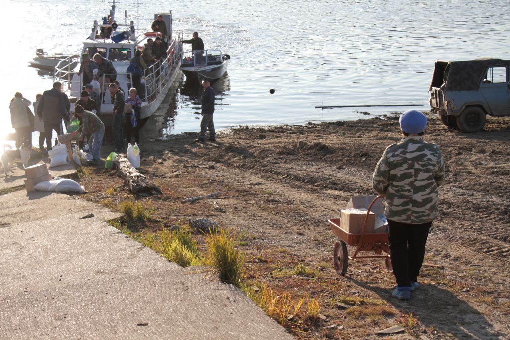 Продукты в Пуксинку доставляли катером. Местные ждали его прибытия, как манны небесной. Фото: Константин Бобылев, "Глобус"