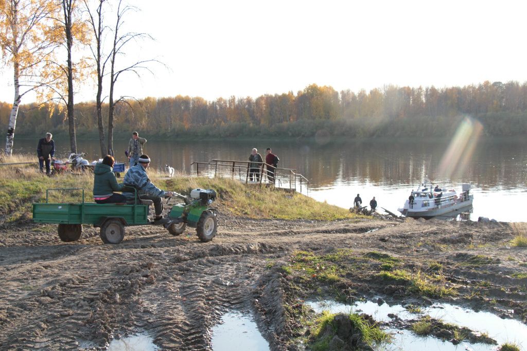 В теплое время года продукты в Пуксинку доставляют только катером. “Мы заказываем продукты в гаринском магазине, перечисляем деньги. Грузим на катер и все. Такая доставка”, - рассказывает Сергей Фирсов. Фото: Константин Бобылев, “Глобус”