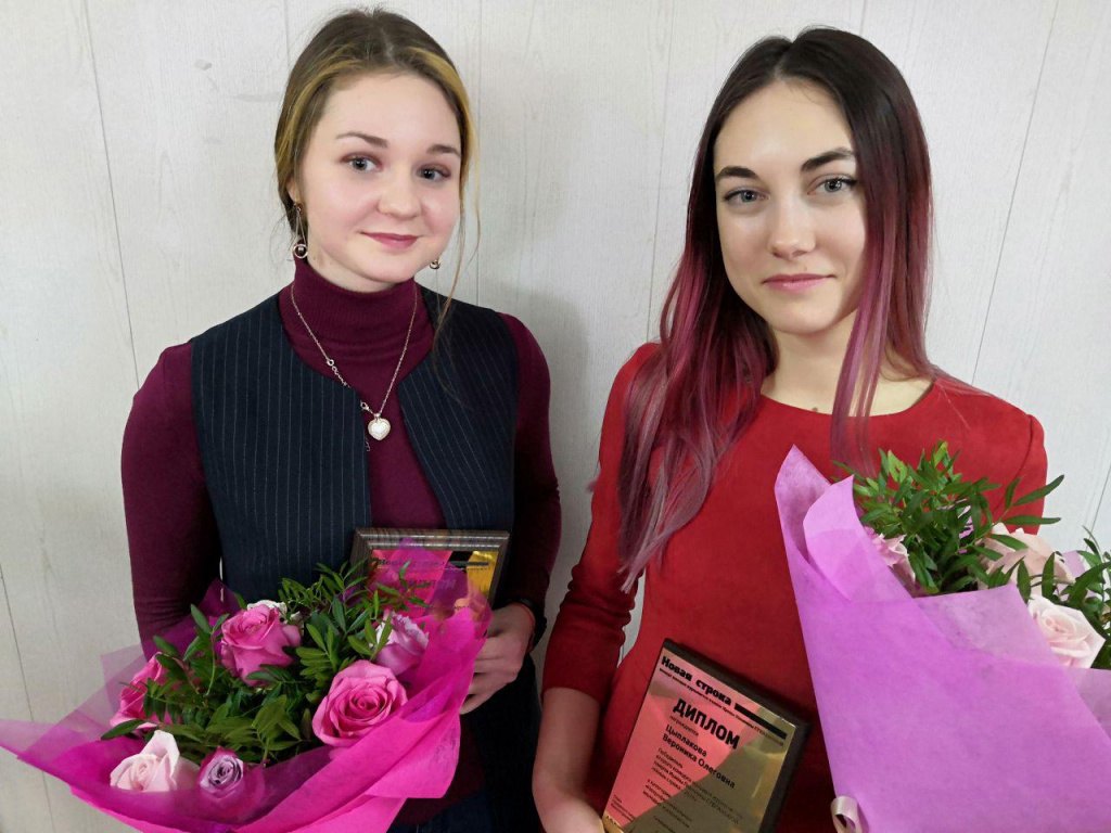 Екатерина Крылова (слева) и Вероника Цыплакова завоевали первые премии конкурса "Новая строка" в разных номинациях. Фото: Наталья Калинина, "Вечерний Краснотурьинск"