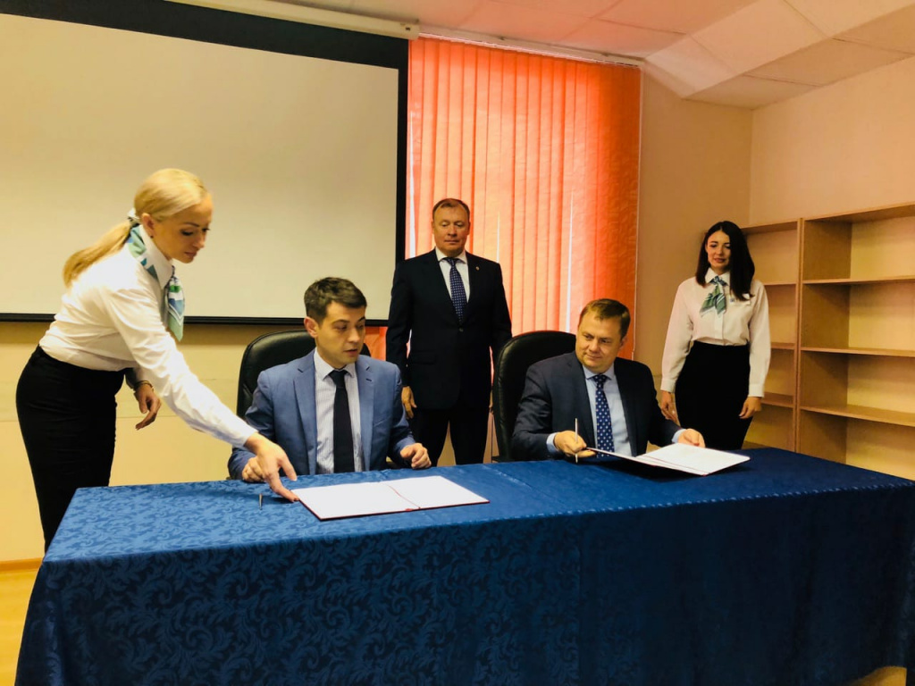 28 сентября: момент подписания соглашения. Фото предоставлено Дмитрием Постниковым