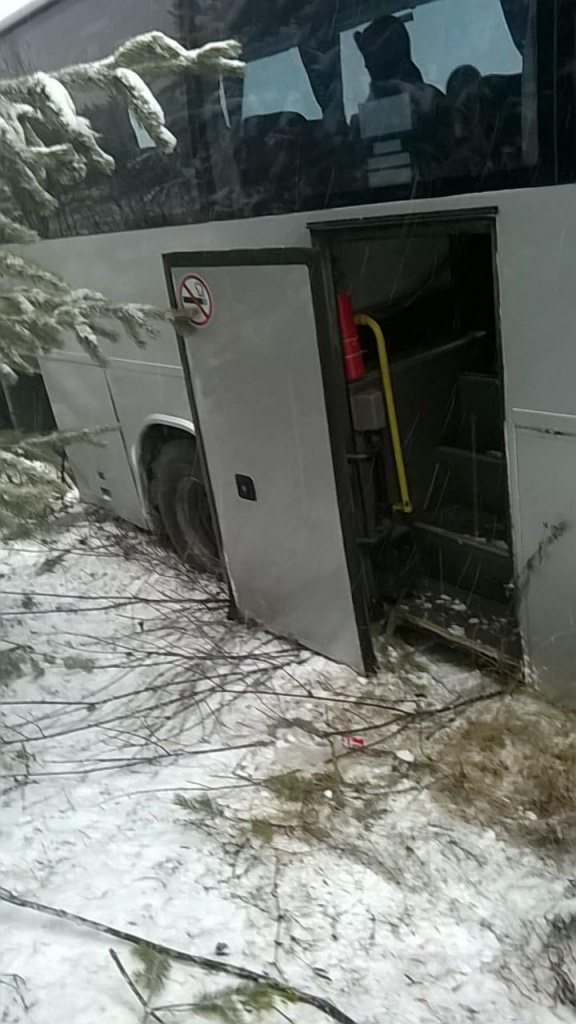 Пассажирский автобус завалился на правый бок. Этот снимок сделала сама Людмила Макеева, которая в шоковом состоянии и с серьезной травмой смогла выбраться на улицу. Фото: Людмила Макеева