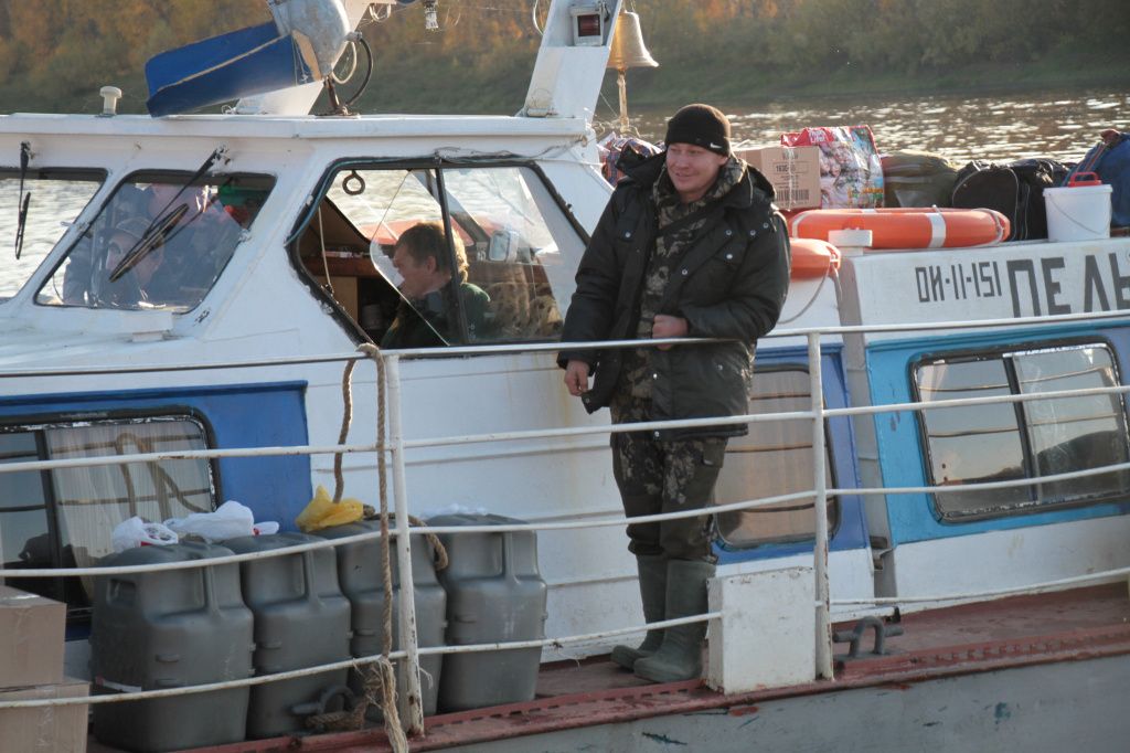 Рыбак из Серова Александр, бывший житель Ликино, Вагиля и Пуксинки: “Если своей лодки нет, то тяжко: до цивилизации пешком не дойдешь”. Фото: Константин Бобылев, “Глобус”