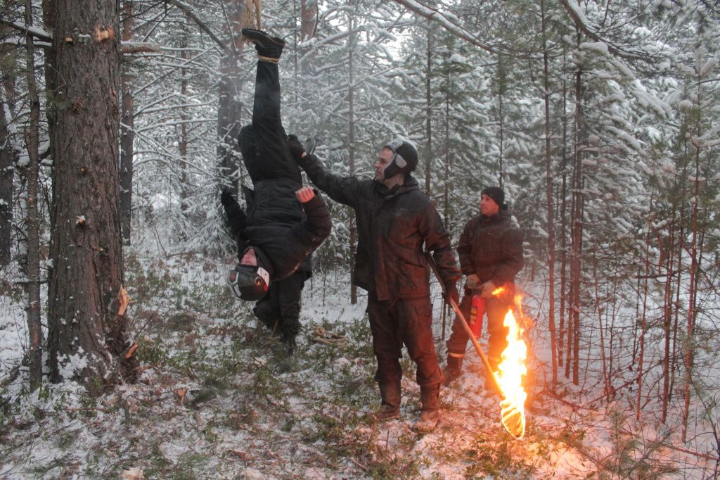 Чтобы понять, как Кривонищенко мог получить такой странный ожог, работники Киреева инсценировали пытки туриста факелом. Ногу одного из участником инсценировки обмотали фольгой, поверх надели ватные штаны, и на пеньковой веревке повесили на суку – за одну ногу. “Согнуть ее он не смог. Хотя старался”, – отмечает Дмитрий Киреев. Фото: Андрей Клейменов, “ВК-медиа”