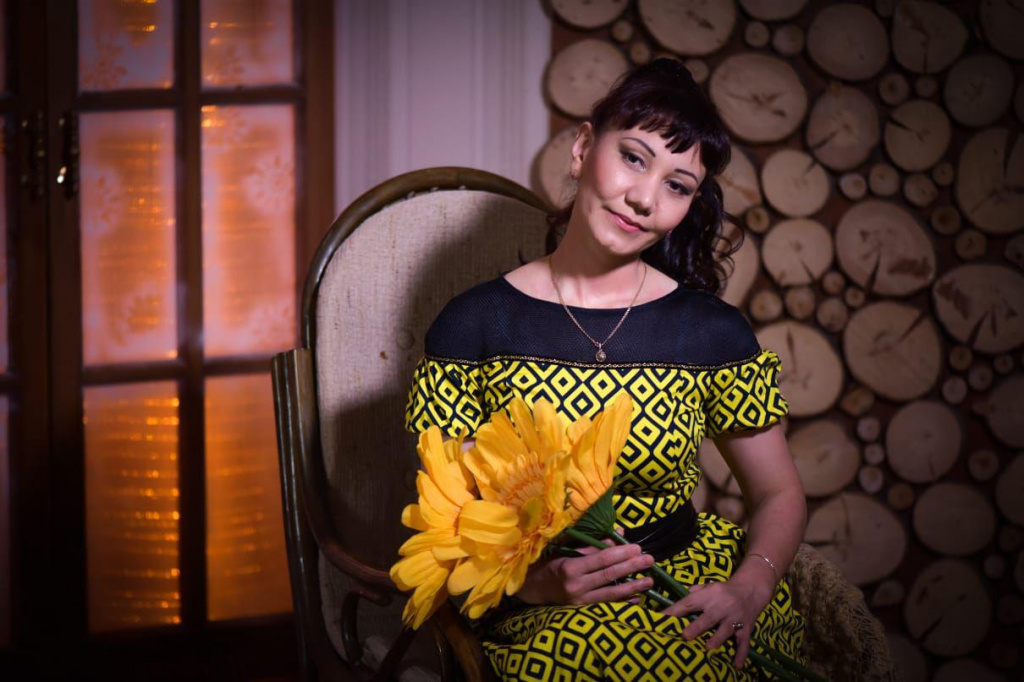 На память о Краснотурьинске Гулбахор Эгамовой останутся и теплые фотографии, на которых она кажется счастливой. Фото: Анна Исаева