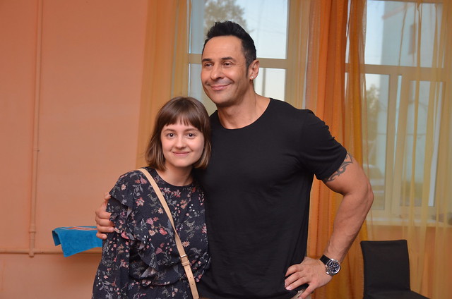 Костюшкин сфотографировался с журналистами. Здесь он - с Евгенией Якушевой, которая, собственнно, и разговаривала с артистом. А после успел раздать автографы горожанам, которые поджидали артиста возле ДК БАЗа. Фото: Александр Сударев, "Вечерний Краснотурьинск"