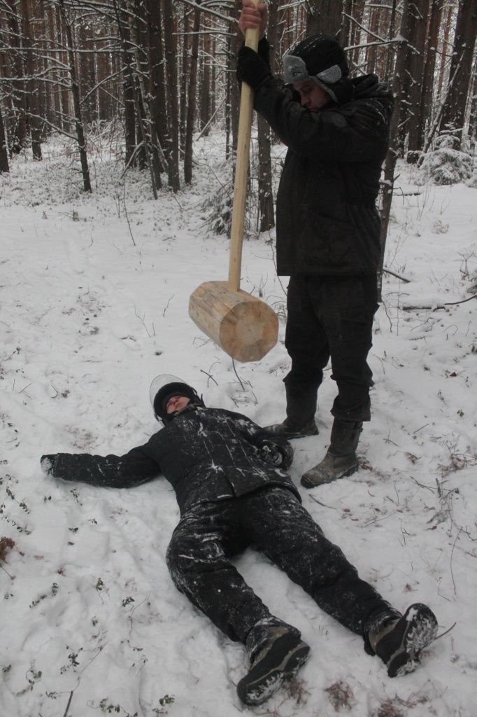 “Версию о колотушке” Дмитрий Киреев проверил с помощью инсценировки, устроенной при помощи добровольцев из числа работников его предприятия. Удар “колотом” сверху вниз объясняет переломы ребер и ушиб сердца у Дубининой. Фото: Андрей Клейменов, “ВК-медиа”
