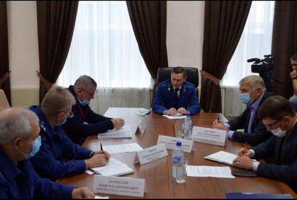 Начальник отдела прокуратуры Свердловской области Никита Шулепов провел выездной личный прием граждан по наиболее острым вопросам в сфере экологии в г. Ивдель, а также совещание по вопросы экологической безопасности. Фото: сайт прокуратуры области