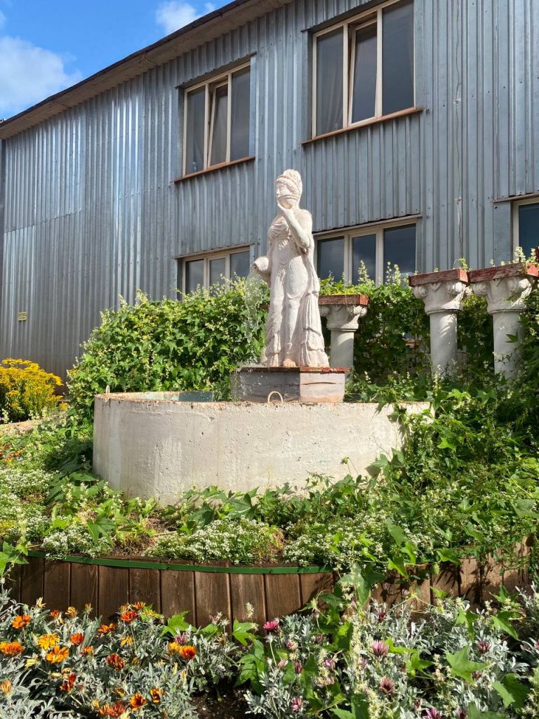 Фонтан «Афродита». Поставлен был сотрудниками шахты. «Радует глаза» — так отзываются работники Ново-Кальинской. Фото: Яна Попова, «Вечерний Краснотурьинск»