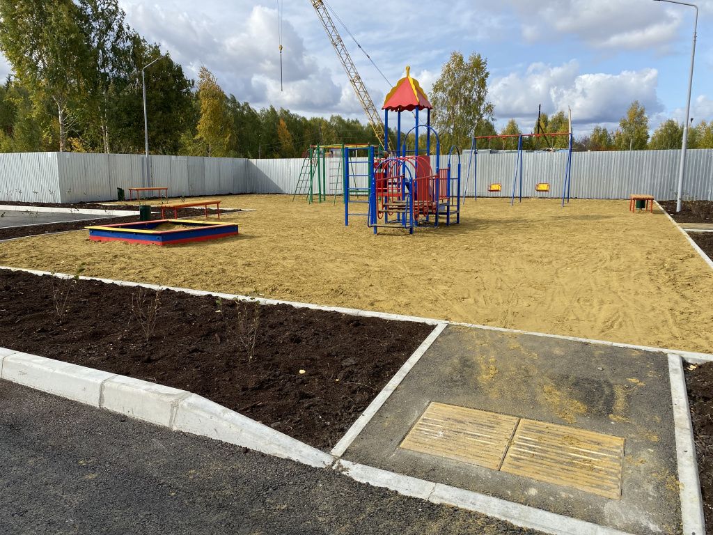 Во дворе по улице Митина обустроили детскую площадку. Фото: Анна Куприянова, "Глобус"