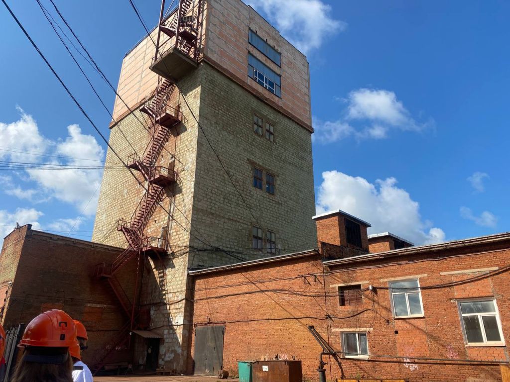 Один из копров. Там стоят системы, поднимающие грузы из недр земли и опускающие их обратно. Руду на поверхность доставляют через скиповый ствол, а для транспортировки людей и различного оборудования предназначен клетевой. Фото: Яна Попова, «Вечерний Краснотурьинск»