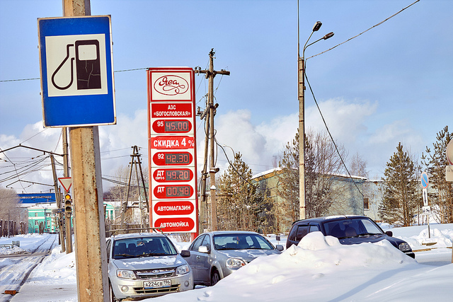 Цена на бензин - один из основных факторов возможного роста цен. Многие автовладельцы, включая таксистов, говорят, что психологическим барьером станет стоимость литра бензина выше 55 рублей - в этом случае сдержать ценники вряд ли уже получится. Фото: Вадим Аминов, “Вечерний Краснотурьинск”