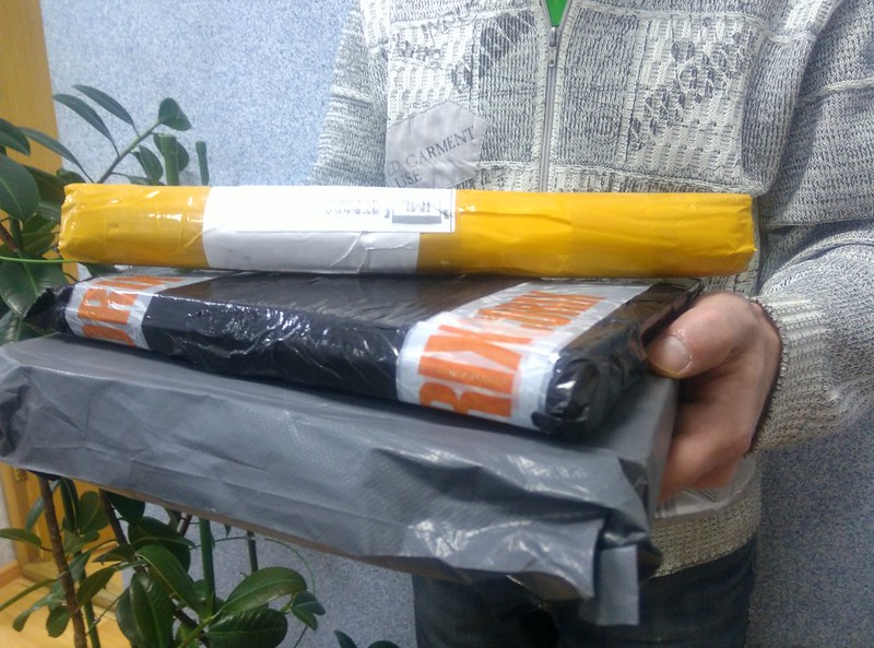 В понедельник, 3 февраля, в редакции «ВК» своих получателей ждали три посылки из Китая. Но это еще не было свежего привоза. Фото: Алеся Копылова, «Вечерний Краснотурьинск»