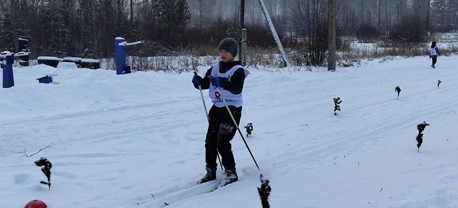 В Волчанске открыли зимний спортивный сезон лыжными гонками и двоеборьем