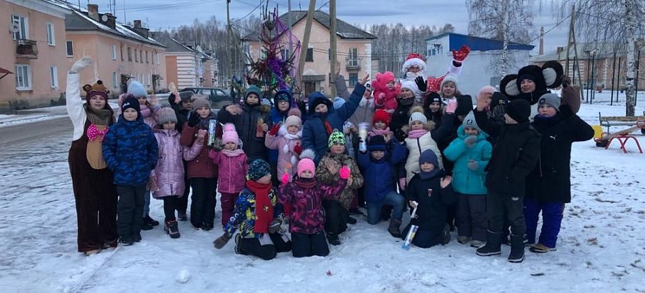 Волчанские библиотекари собрали детей и нарядили на улице елочку