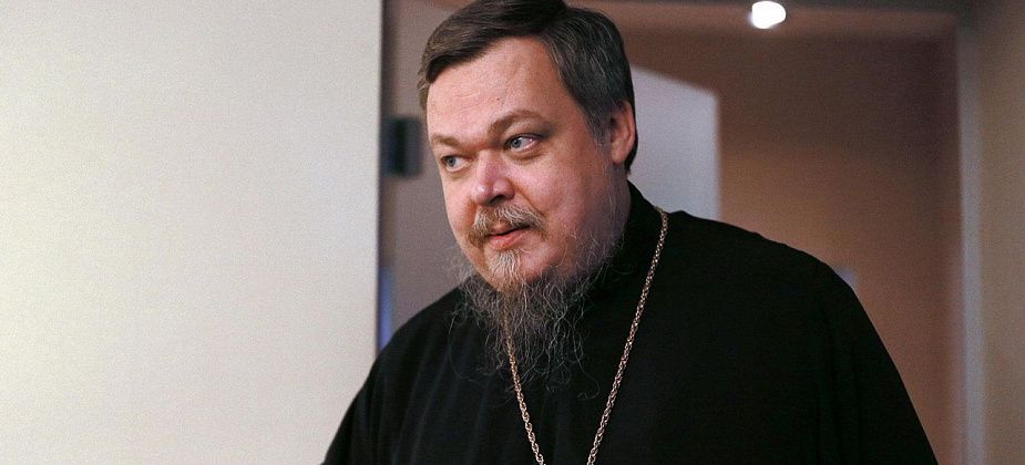 Священник Чаплин предложил втрое поднять мужчинам зарплату