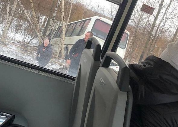 Между Карпинском и Волчанском пассажирский автобус вылетел в кювет
