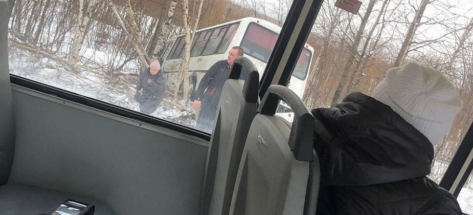 Между Карпинском и Волчанском пассажирский автобус вылетел в кювет