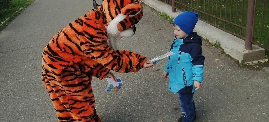 Работники волчанского Дома культуры раздали детям памятки безопасности 