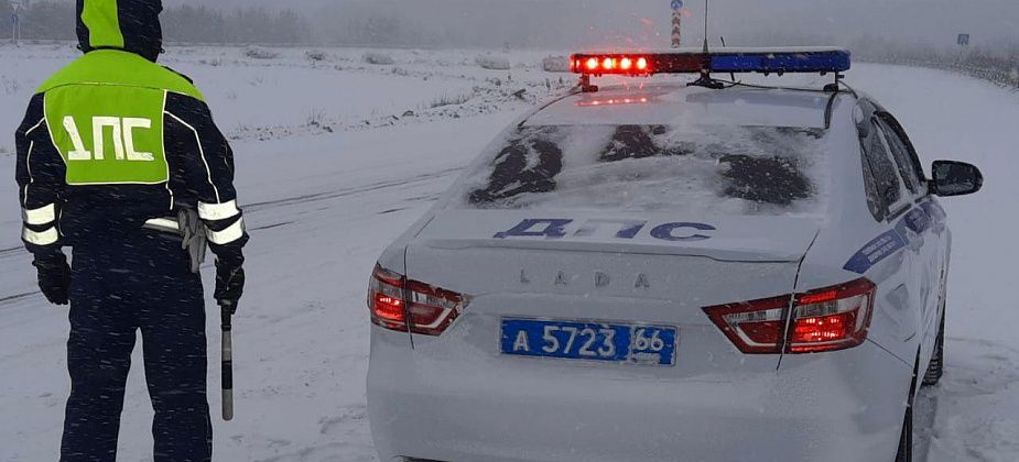 ГИБДД перевели на усиленный режим службы из-за снегопада на севере Свердловской области