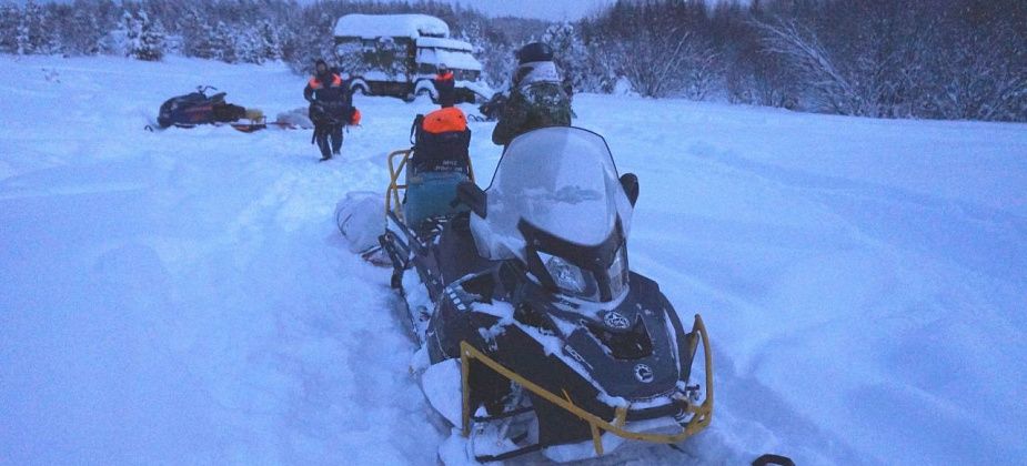На севере области идет поисковая операция. Под лед озера провалились двое мужчин на снегоходе