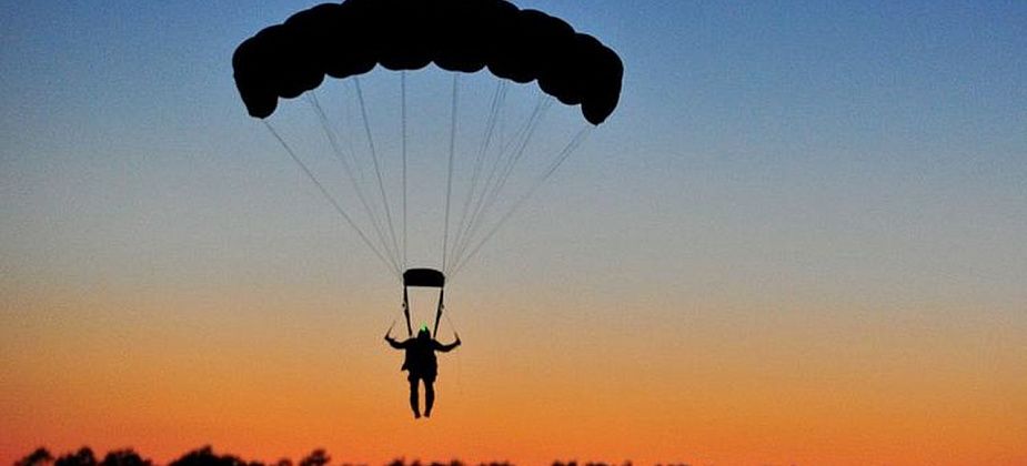 В Свердловской области разбился парашютист