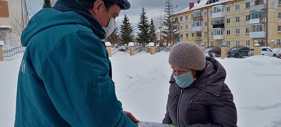 Волчанские пожарные поздравили с 8 Марта женщин-ветеранов ВОВ