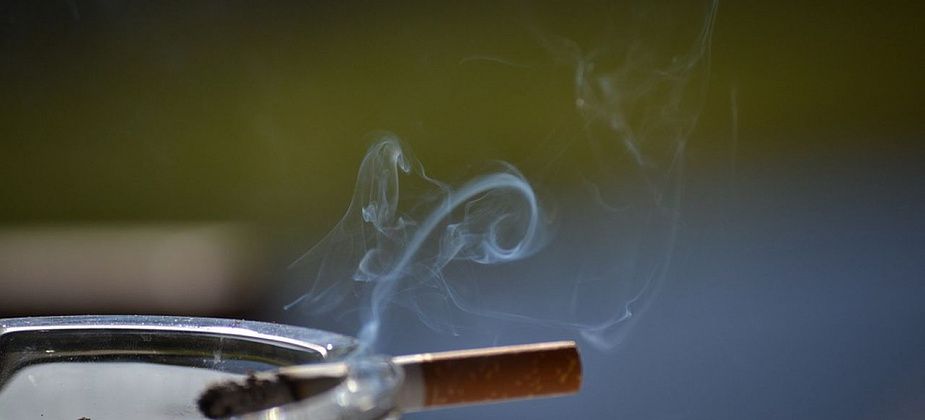 Верховный суд обязал курильщиков компенсировать моральный вред соседям