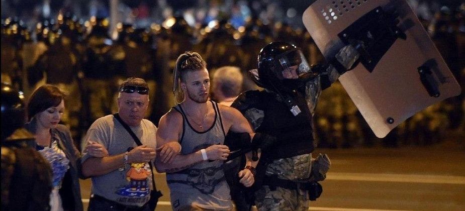 Милиция с народом: в Беларуси силовики выкидывают форму в знак протеста