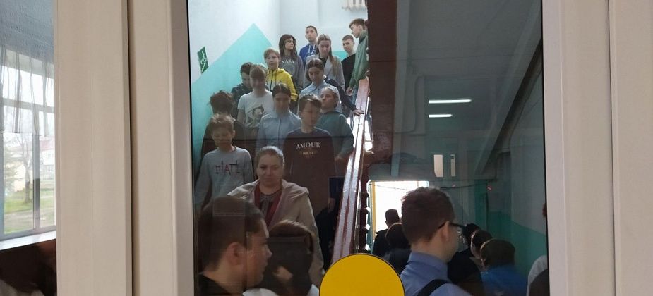 В школе №26 включили пожарную тревогу. 147 человек эвакуировались за 5 минут