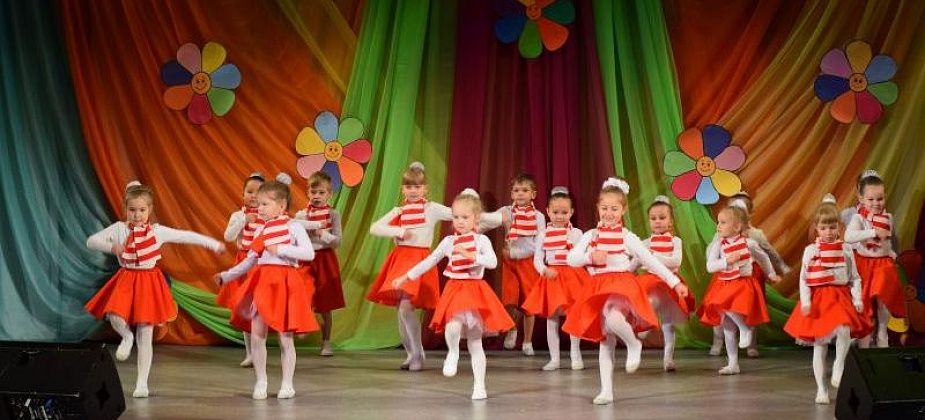 В волчанском фестивале «Разноцветик» приняли участие сотни детей