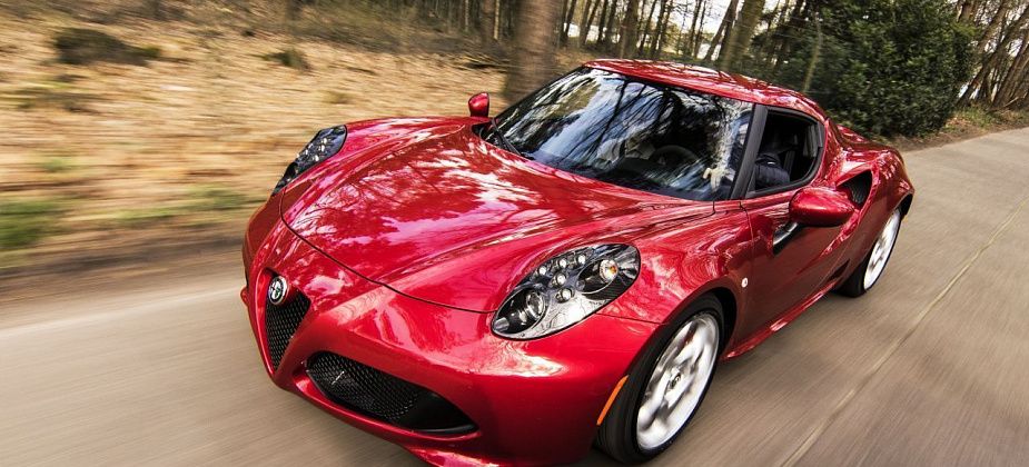 Продажи премиальных автомобилей в России упали на 89% год к году