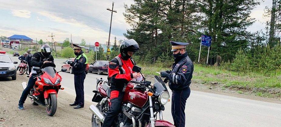 За выходные сотрудники ГИБДД выявили 13 грубых нарушений на дорогах
