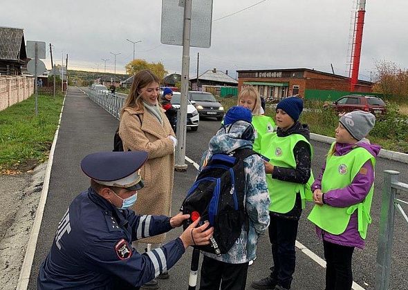 Сотрудники ГИБДД дежурили у школы