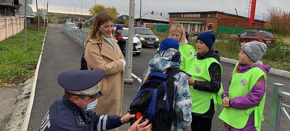 Сотрудники ГИБДД дежурили у школы