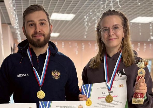Директор волчанской спортшколы и его зам стали победителями на соревнованиях по плаванию