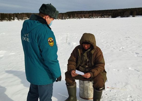 Волчанские пожарные объяснили рыбакам об опасности весеннего льда
