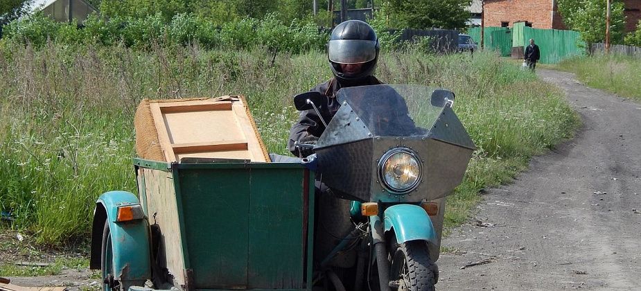  Волчанец выбросил старый диван на несанкционированную свалку