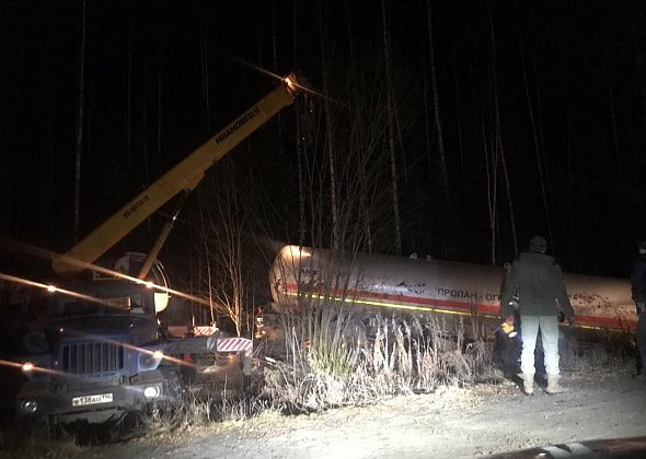 Цистерну с газом, из-за которой перегородили дорогу, вытаскивали 12 часов. Крановщик  и сотрудники ГИБДД молодцы 