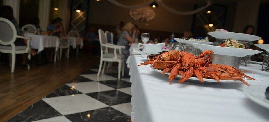 Президент Владимир Путин поручил регионам запретить работу общепита ночью