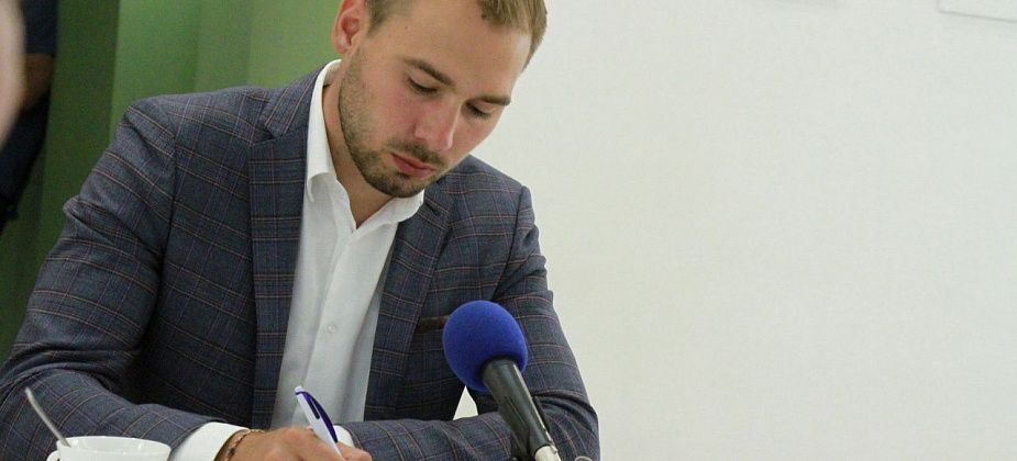 Антон Шипулин попал в топ-депутатов, ведущих наибольшую активность в соцсетях