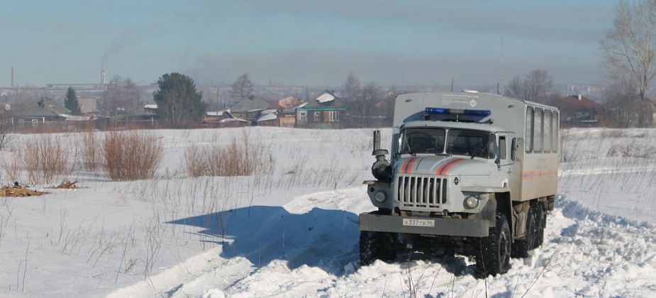 Под поселком Ликино у рыбаков возникли проблемы с транспортом. На помощь выехали карпинские спасатели