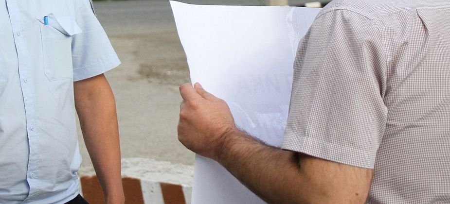 Актеры вышли на одиночные пикеты в поддержку Павла Устинова