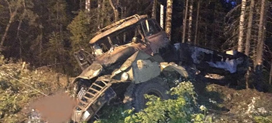 Под Карпинском загорелся бензовоз, подвозивший спортсменов. Трое погибших